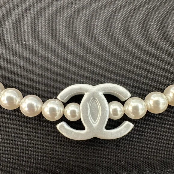 CHANEL Classic CC Pearl Choker Necklace - Picture 3 of 6